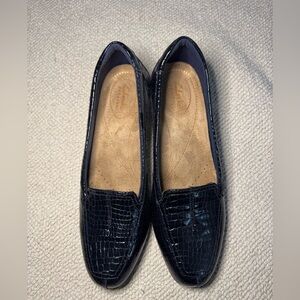 🖤 Clarks Black Croc-Embossed Leather Loafers — Women’s 7.5N